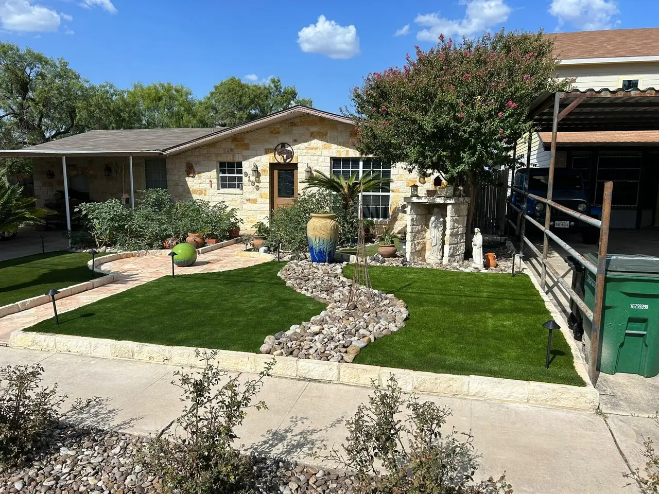 Front yard turf design with river rock border